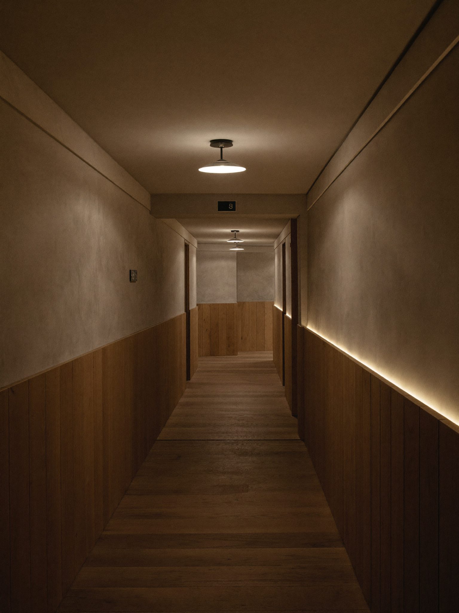 Lobby-ul BRELIQ cu un singur neon verde lăsat aprins peste noapte
